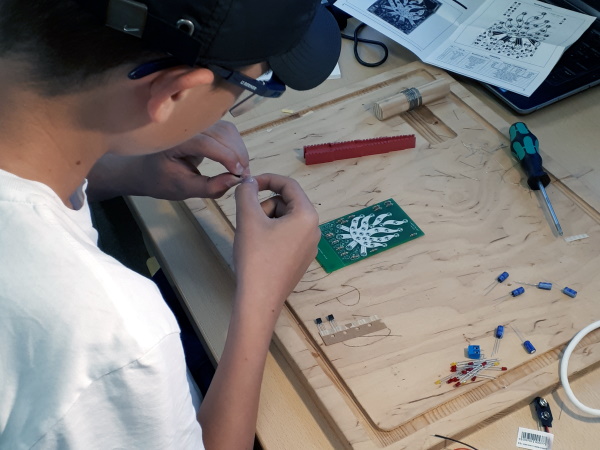 Löten eines Lagerfeuer-Bausatzes